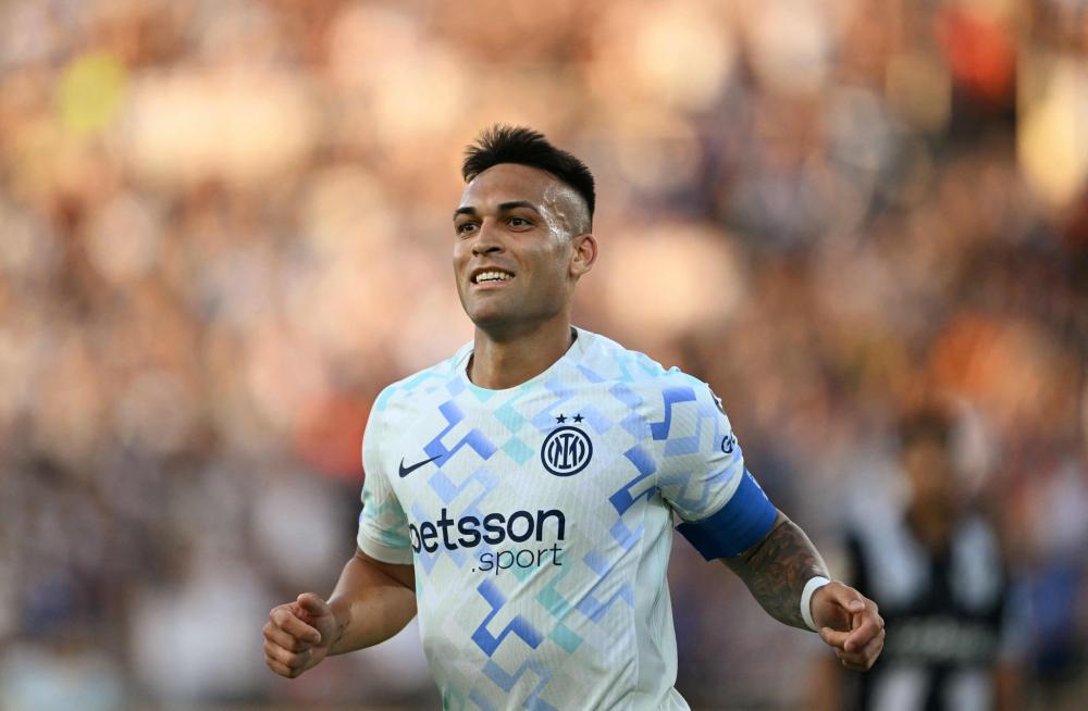 邓涵文因经济保障和新东家前景决定离开武汉三镇，加盟云南玉昆，成为球队核心球员。